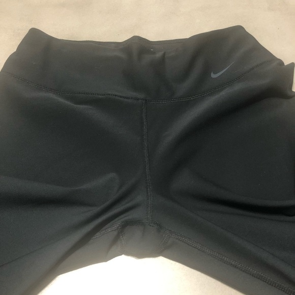 NIKE NWT DriFIT Training Crop / Clam Diggers in Black - Picture 3 of 8